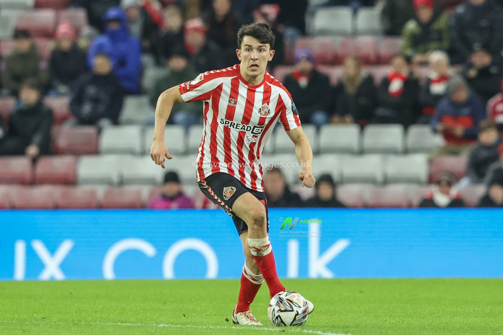 Luke O'Nien of Sunderland during the Sky Bet Championship match Sunderland vs Luton Town at Stadium Of Light, Sunderland, United Kingdom, 12th February 2025

(Photo by Alfie Cosgrove/News Images)