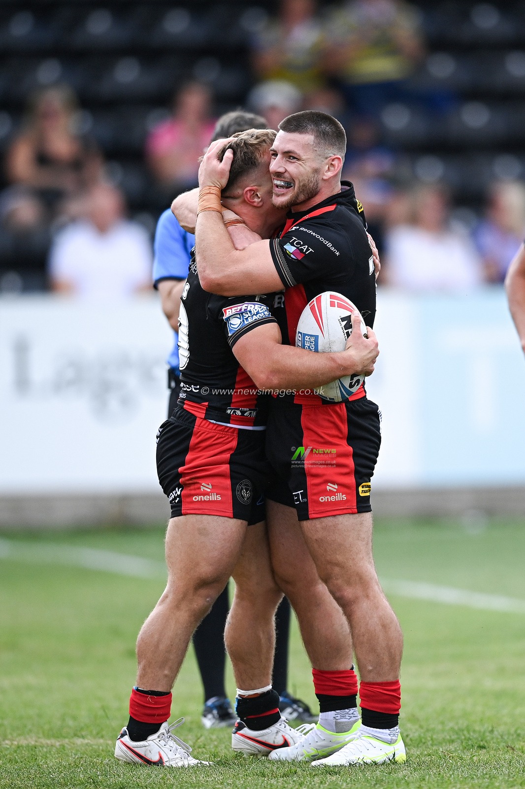 Leon Hayes and Danny Walker of Warrington Wolves celebrate following making a try during the Betfred Super League round 21 match Castleford Tigers vs Warrington Wolves at OneBore Stadium, Castleford, Untied Kingdom on 01 August 2026

(Photo by Ben Roberts/News Images)
