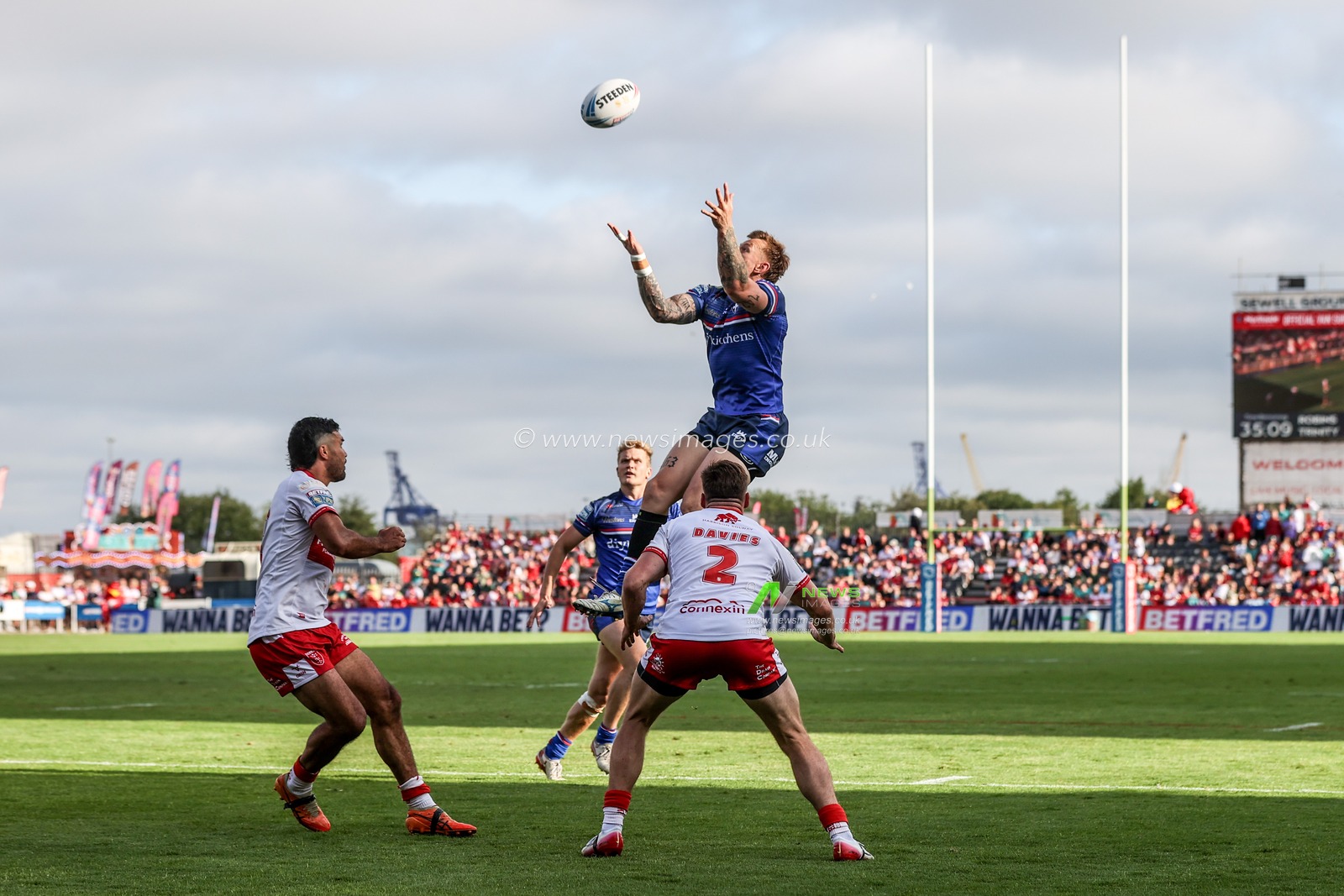 Tom Johnstone of Wakefield Trinity jumps up to win the high ball during the Betfred Super League round 18 match Hull KR vs Wakefield Trinity at Sewell Group Craven Park, Hull, United Kingdom on 11 July 2026

(Photo by Alfie Cosgrove/News Images)