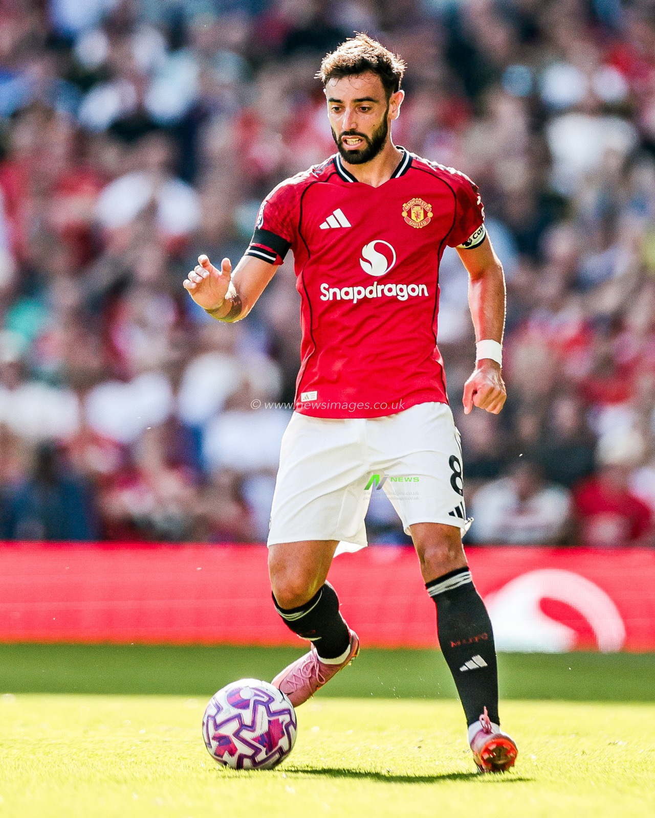 Bruno Fernandes of Manchester United runs with the ball during the Premier League match Manchester United vs Arsenal at Old Trafford, Manchester, United Kingdom, 17th August 2025

(Photo by Mark Cosgrove/News Images)