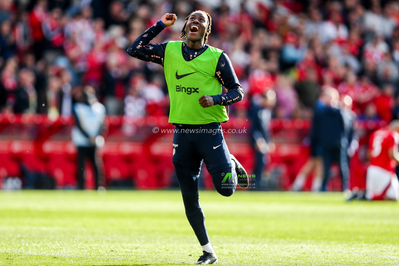 Chelsea celebrate their Champions League place after the teams victory following the Premier League match Nottingham Forest vs Chelsea at City Ground, Nottingham, United Kingdom, 25th May 2025

(Photo by Izzy Poles/News Images)