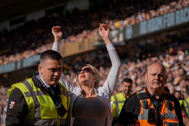 Spurs players in an altercation with Wolves players during the Premier League match Wolverhampton Wanderers vs Tottenham Hotspur at Molineux, Wolverhampton, United Kingdom on 25 April 2026

(Photo by Maynard Manyowa/News Images)