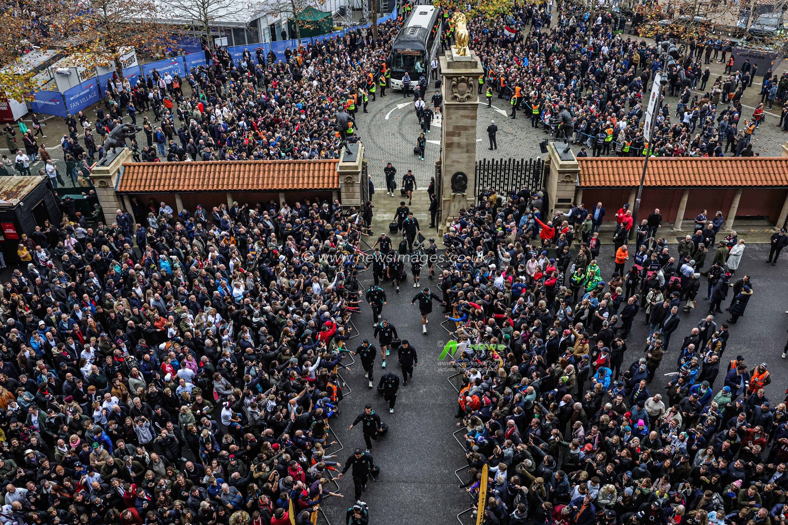 New Zealand players arrive during the Quilter Nations Series 2025 match England vs New Zealand at Allianz Stadium, Twickenham, United Kingdom, 15th November 2025

(Photo by Mark Cosgrove/News Images)

*** GER AUT SUI OUT ***