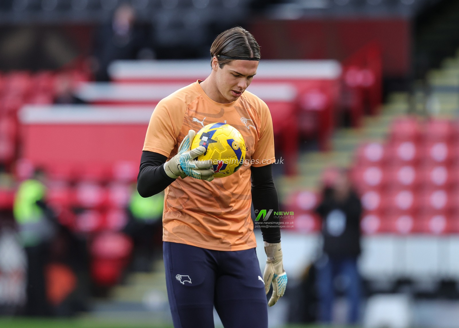Derby County goalkeeper Jacob Widell Zetterstrom in the pregame warmup session during the Sky Bet Championship match Sheffield United vs Derby County at Bramall Lane, Sheffield, United Kingdom, 1st November 2025

(Photo by Richard Bierton/News Images)

*** GER AUT SUI OUT ***