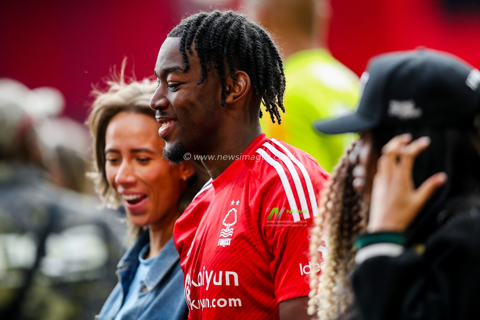 Nottingham Forest players and staff acknowledge the fans following the Premier League match Nottingham Forest vs Chelsea at City Ground, Nottingham, United Kingdom, 25th May 2025

(Photo by Izzy Poles/News Images)