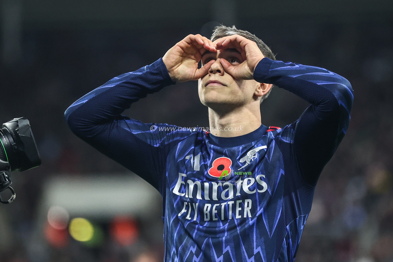 Leandro Trossard of Arsenal celebrates his goal to make it 1-2 during the Premier League match Sunderland vs Arsenal at Stadium Of Light, Sunderland, United Kingdom, 8th November 2025

(Photo by Alfie Cosgrove/News Images)

*** GER AUT SUI OUT ***