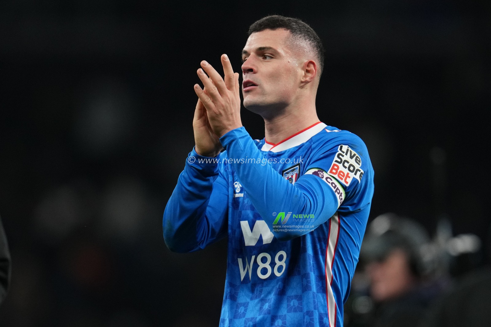 Granit Xhaka of Sunderland applauds away support during the Premier League match Tottenham Hotspur vs Sunderland at Tottenham Hotspur Stadium, London, United Kingdom, 4th January 2026

(Photo by Harvey Murphy/News Images)

*** GER AUT SUI OUT ***