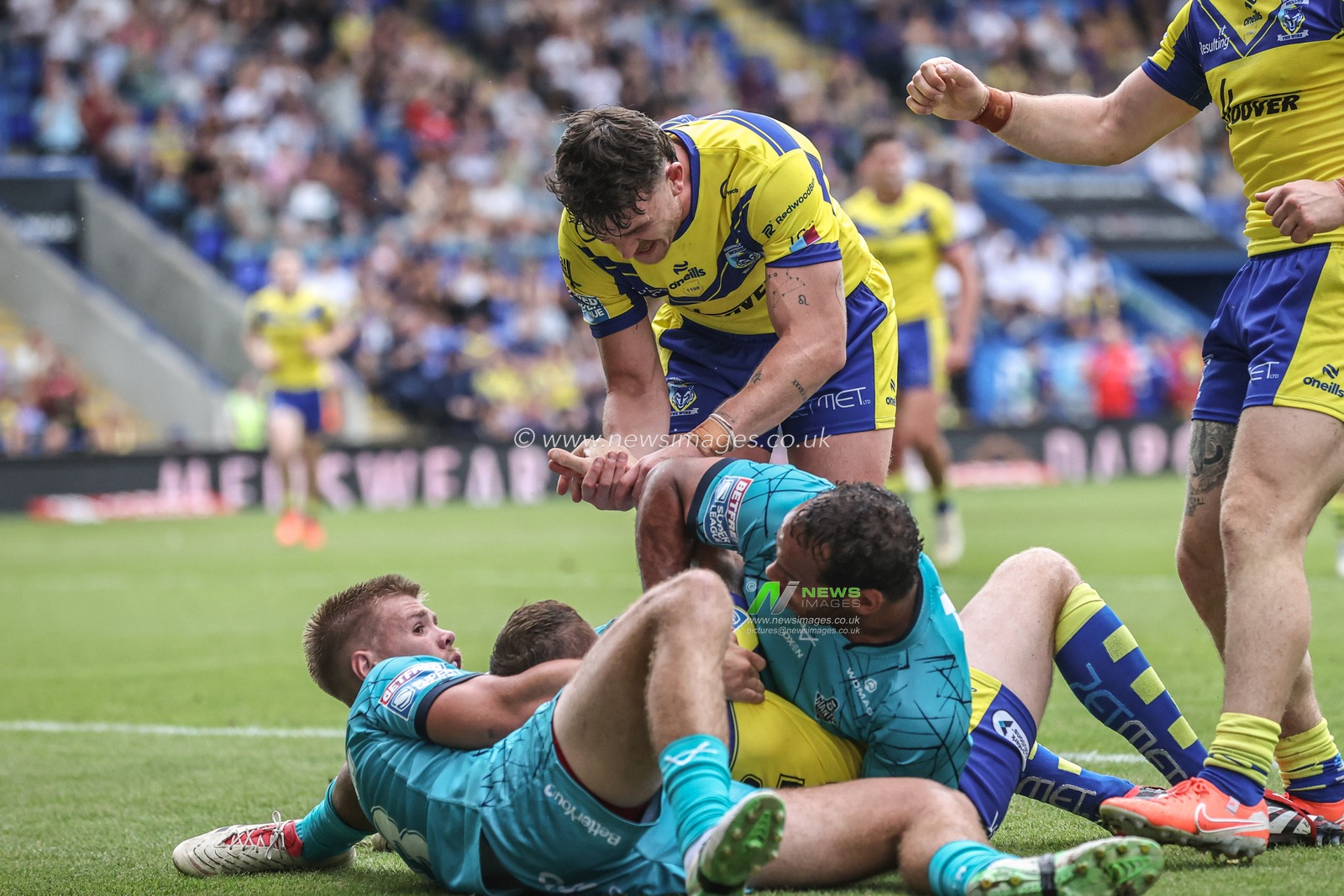 Marc Sneyd of Warrington Wolves celebrates his try during the Betfred Super League round 15 match Warrington Wolves vs Huddersfield Giants at Halliwell Jones Stadium, Warrington, United Kingdom, 21st June 2025

(Photo by Alfie Cosgrove/News Images)