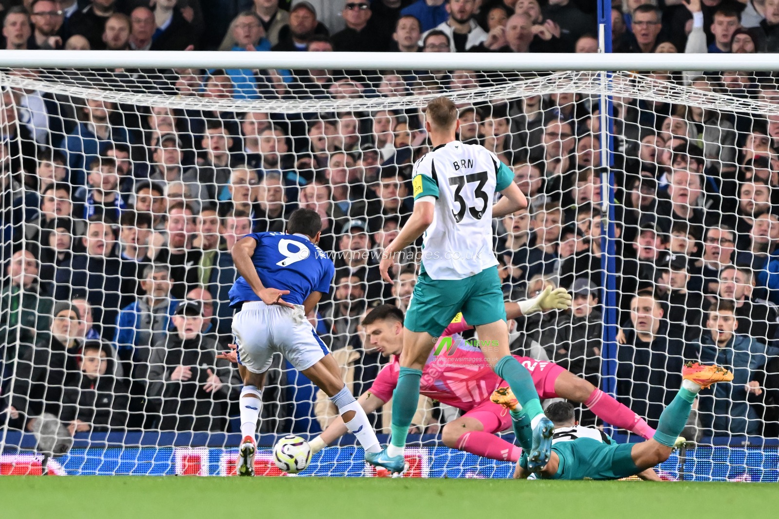 Dominic Calvert-Lewin of Everton shot saved by Nick Pope of Newcastle United during the Premier League match Everton vs Newcastle United at Goodison Park, Liverpool, United Kingdom, 5th October 2024

(Photo by Cody Froggatt/News Images)