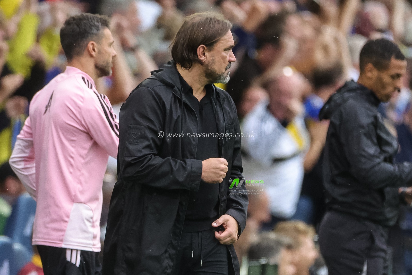 Daniel Farke manager of Leeds United celebrates the goal of Dominic Calvert-Lewin of Leeds United to make it 1-1 during the Premier League match Leeds United vs Brentford at Elland Road, Leeds, United Kingdom on 30 August 2026

(Photo by Mark Cosgrove/News Images)