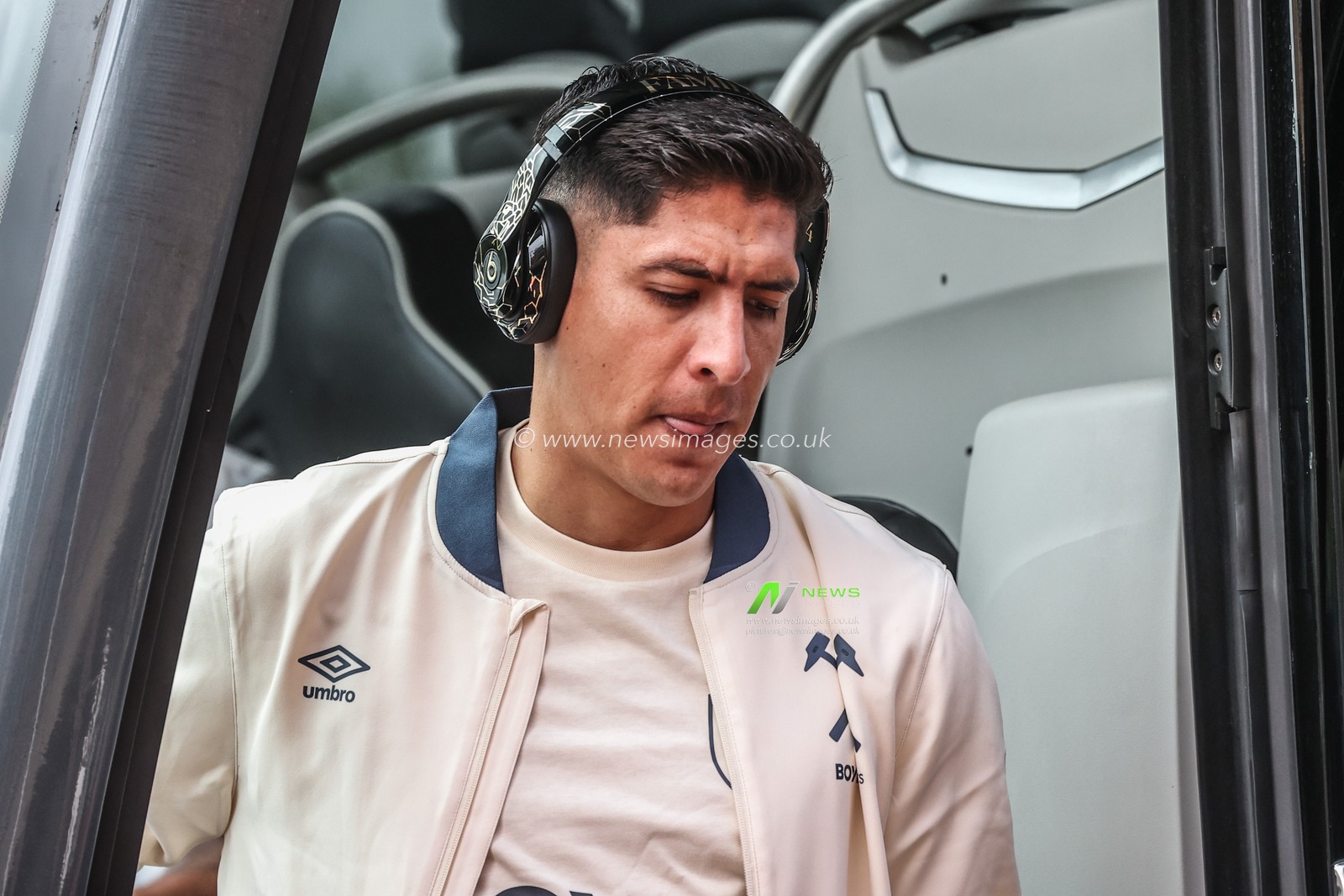 Edson Álvarez West Ham United arrives during the Premier League match Sunderland vs West Ham United at Stadium Of Light, Sunderland, United Kingdom, 16th August 2025

(Photo by Alfie Cosgrove/News Images)