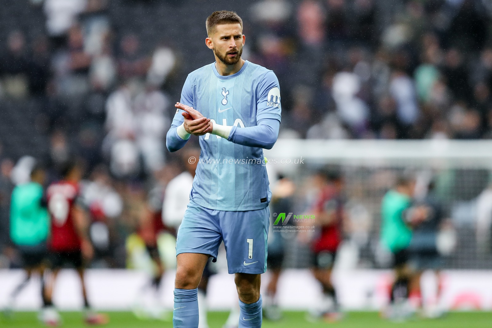 Guglielmo Vicario of Tottenham Hotspur acknowledges the fans after the teams defeat following the Premier League match Tottenham Hotspur vs Bournemouth at Tottenham Hotspur Stadium, London, United Kingdom, 30th August 2025

(Photo by Izzy Poles/News Images)