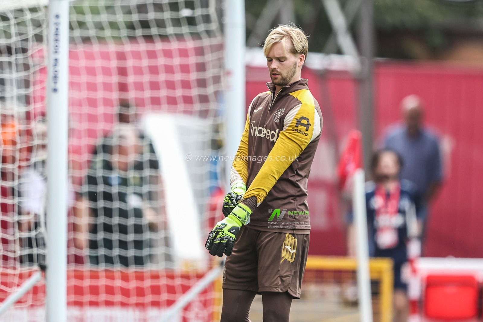Caoimhin Kelleher of Brentford in the pregame warmup session during the Premier League match Nottingham Forest vs Brentford at City Ground, Nottingham, United Kingdom, 16th August 2025

(Photo by Alfie Cosgrove/News Images)