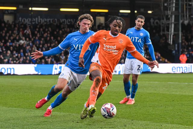 Niall Ennis of Blackpool makes a break with the ball during the Sky Bet League 1 match Stockport County vs Blackpool at Edgeley Park Stadium, Stockport, United Kingdom, 1st March 2025

(Photo by Craig Thomas/News Images)