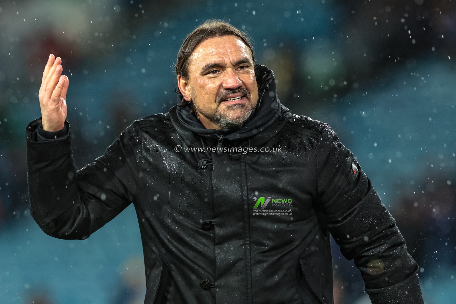 Daniel Farke manager of Leeds United celebrates the win with the fans during the Premier League match Leeds United vs West Ham United at Elland Road, Leeds, United Kingdom, 24th October 2025

(Photo by Mark Cosgrove/News Images)