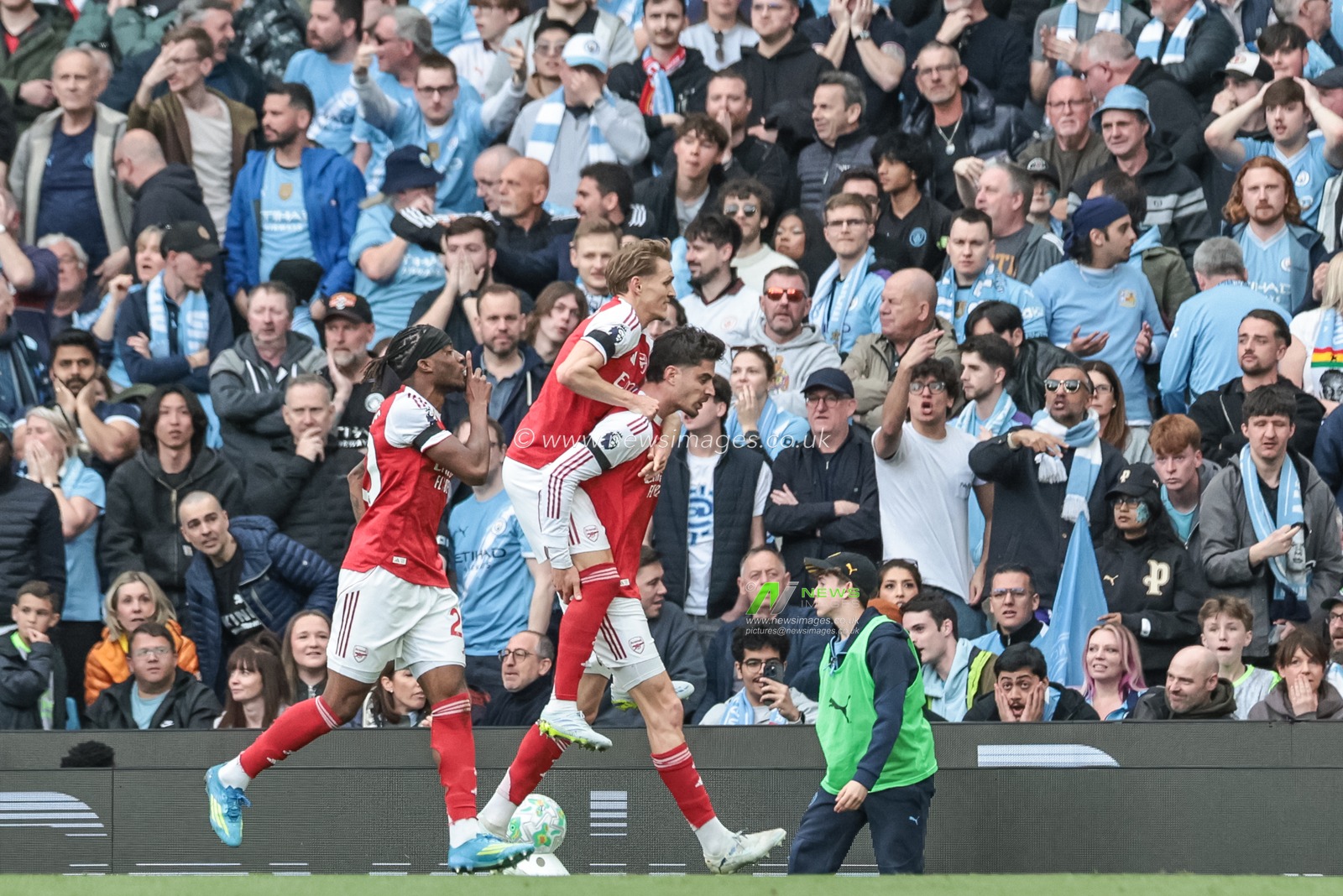 Kai Havertz of Arsenal celebrates his goal to make it 1-1 during the Premier League match Manchester City vs Arsenal at Etihad Stadium, Manchester, United Kingdom on 19 April 2026

(Photo by Mark Cosgrove/News Images)