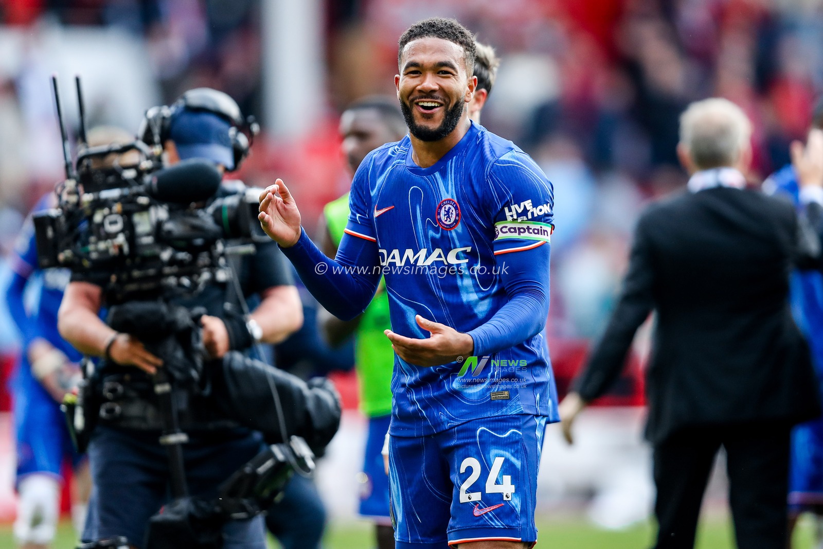 Chelsea celebrate their Champions League place after the teams victory following the Premier League match Nottingham Forest vs Chelsea at City Ground, Nottingham, United Kingdom, 25th May 2025

(Photo by Izzy Poles/News Images)