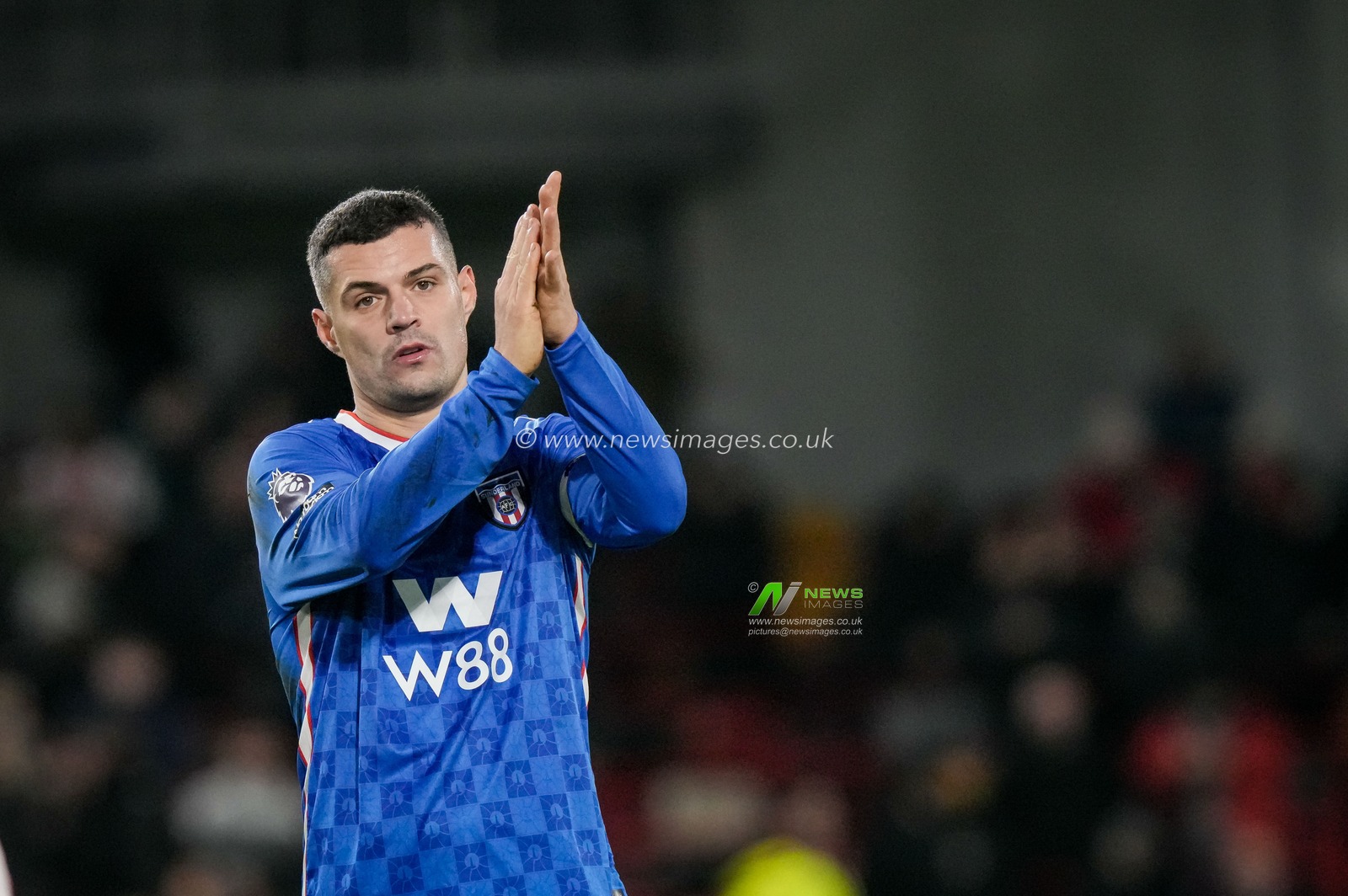 Granit Xhaka of Sunderland applauds the fans after the final whistle during the Premier League match Brentford vs Sunderland at The Gtech Community Stadium, London, United Kingdom, 7th January 2026

(Photo by Maynard Manyowa/News Images)

*** GER AUT SUI OUT ***