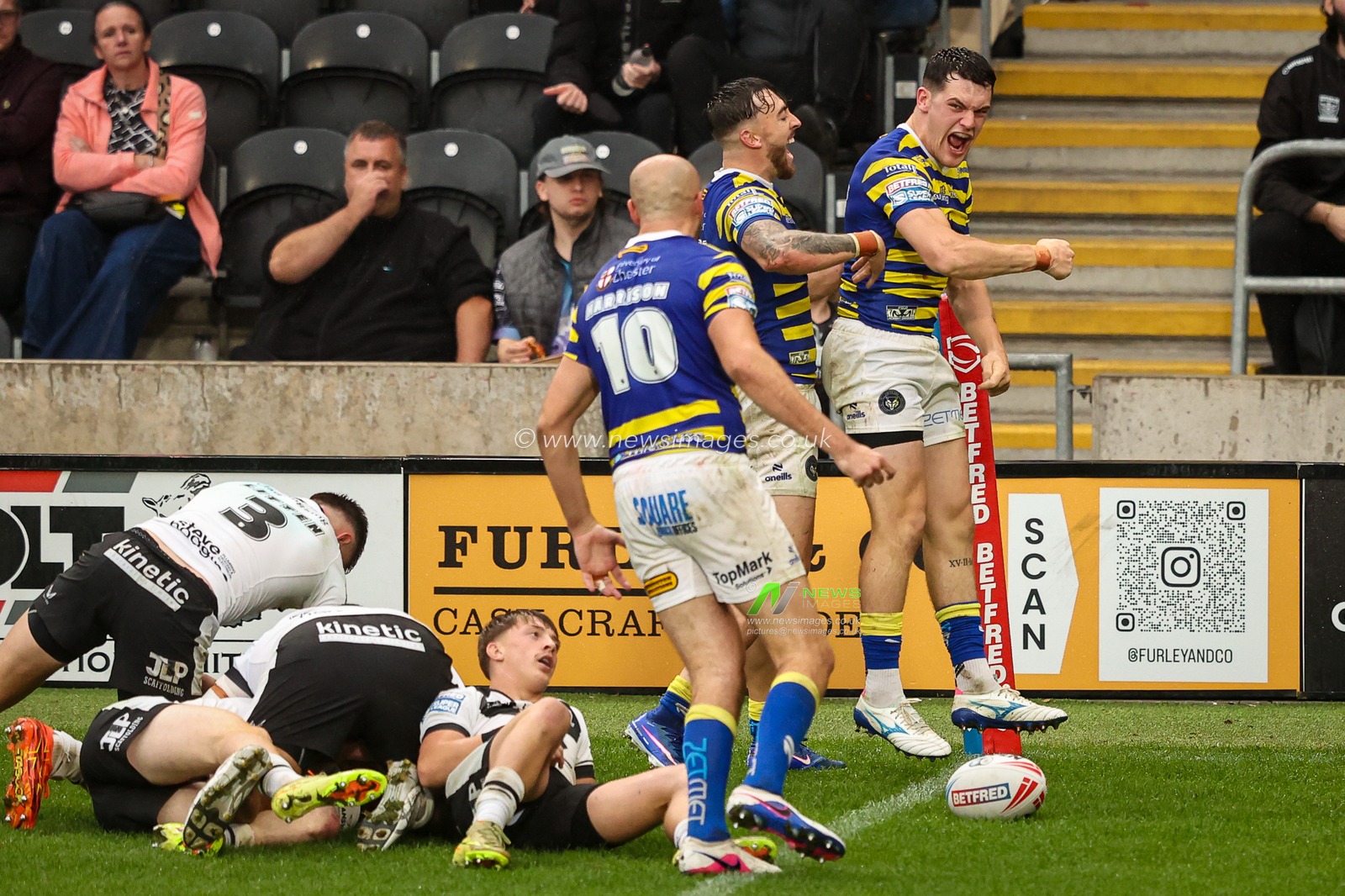 Josh Thewlis of Warrington Wolves celebrates his try during the Betfred Super League round 25 match Hull FC vs Warrington Wolves at MKM Stadium, Hull, United Kingdom on 29 August 2026

(Photo by Alfie Cosgrove/News Images)