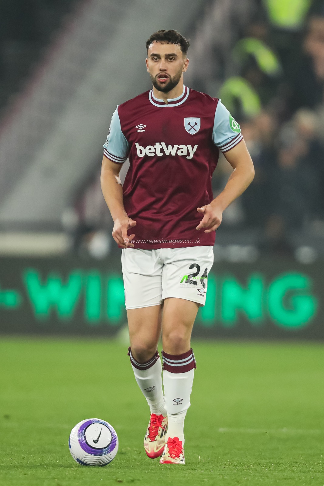 Max Kilman of West Ham United makes a break with the ball during the Premier League match West Ham United vs Newcastle United at London Stadium, London, United Kingdom, 10th March 2025

(Photo by Izzy Poles/News Images)