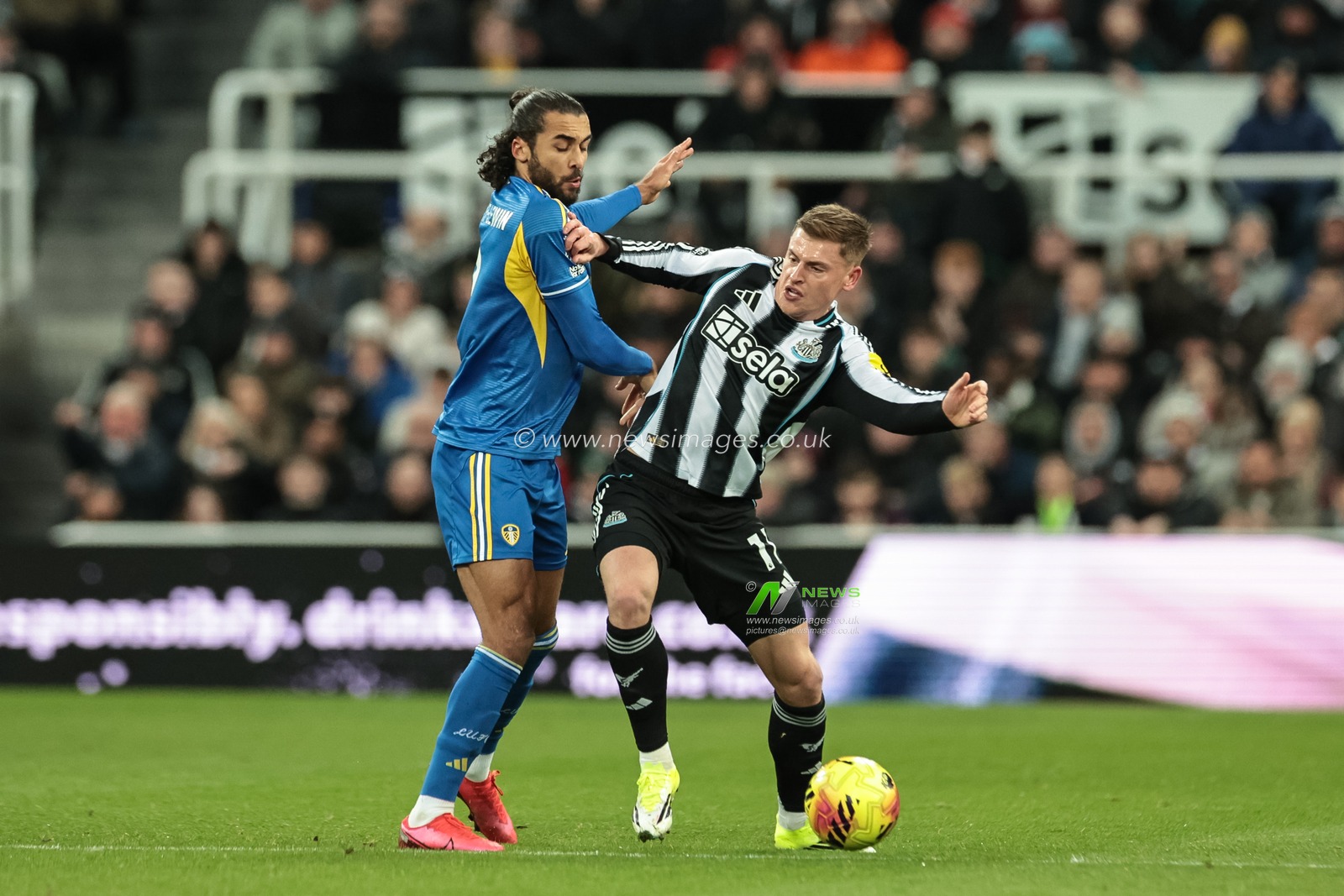 Harvey Barnes of Newcastle Untied holds off Dominic Calvert-Lewin of Leeds United during the Premier League match Newcastle United vs Leeds United at St. James's Park, Newcastle, United Kingdom, 7th January 2026

(Photo by Mark Cosgrove/News Images)

*** GER AUT SUI OUT ***