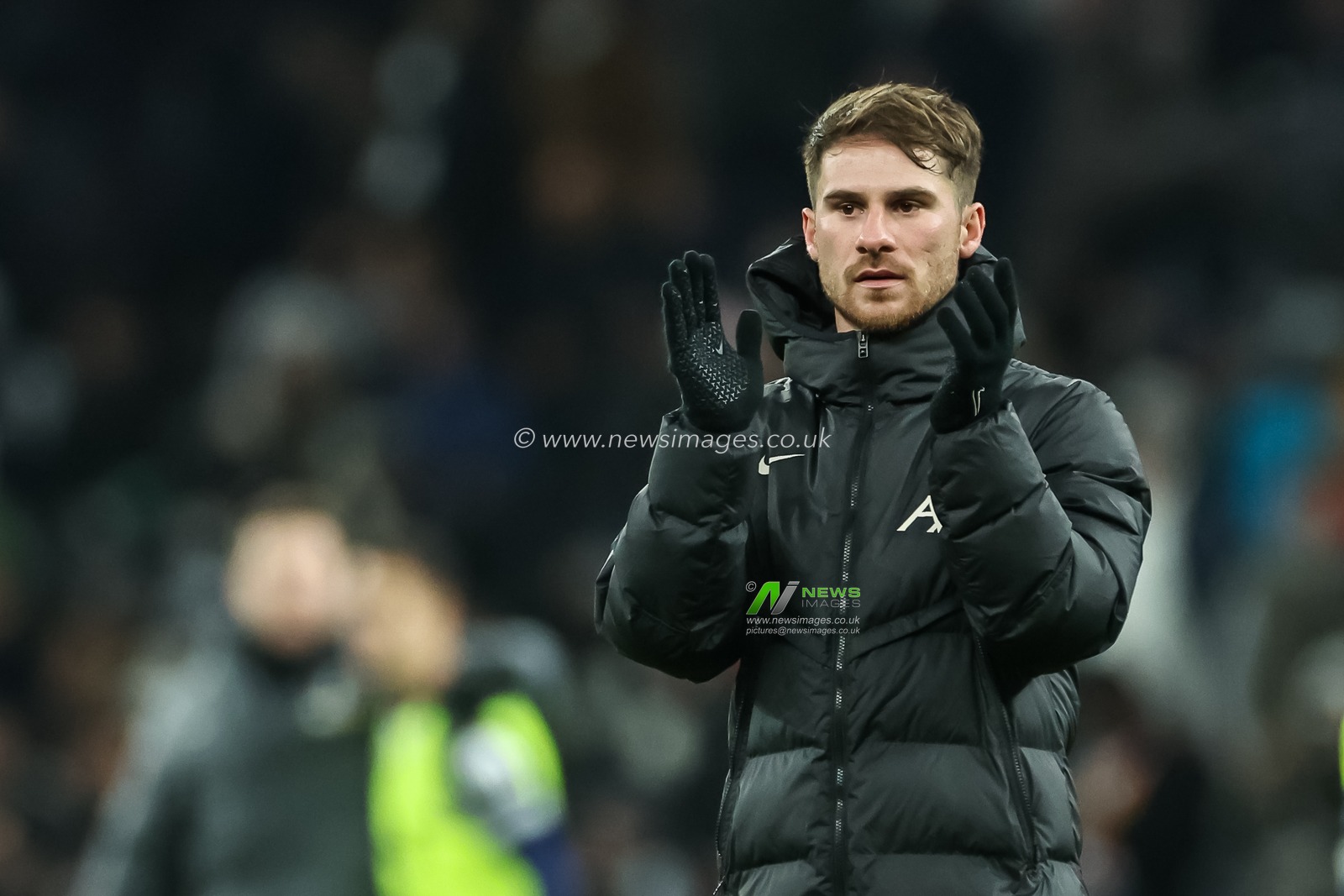 Alexis Mac Allister of Liverpool applauds the fans at the end of the Carabao Cup Semi-Finals First Leg Tottenham Hotspur vs Liverpool at Tottenham Hotspur Stadium, London, United Kingdom, 8th January 2025

(Photo by Mark Cosgrove/News Images)