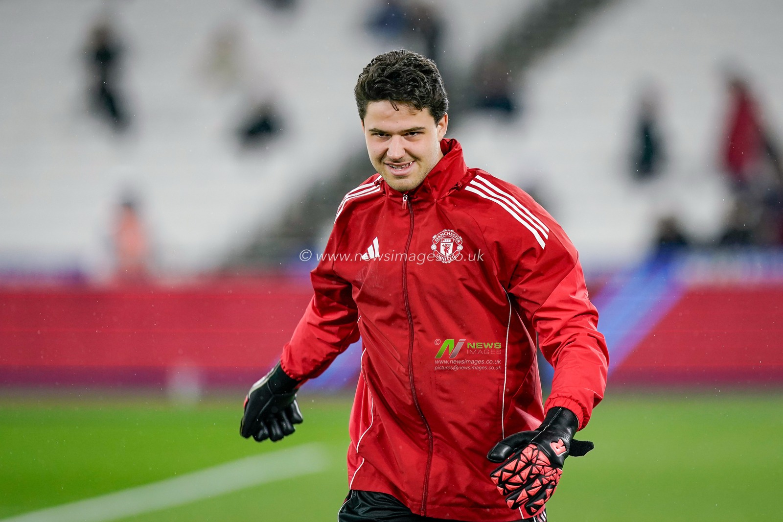 Manchester United goalkeeper Senne Lammens in the pregame warmup session during the Premier League match West Ham United vs Manchester United at London Stadium, London, United Kingdom on 10 February 2026

(Photo by Maynard Manyowa/News Images)