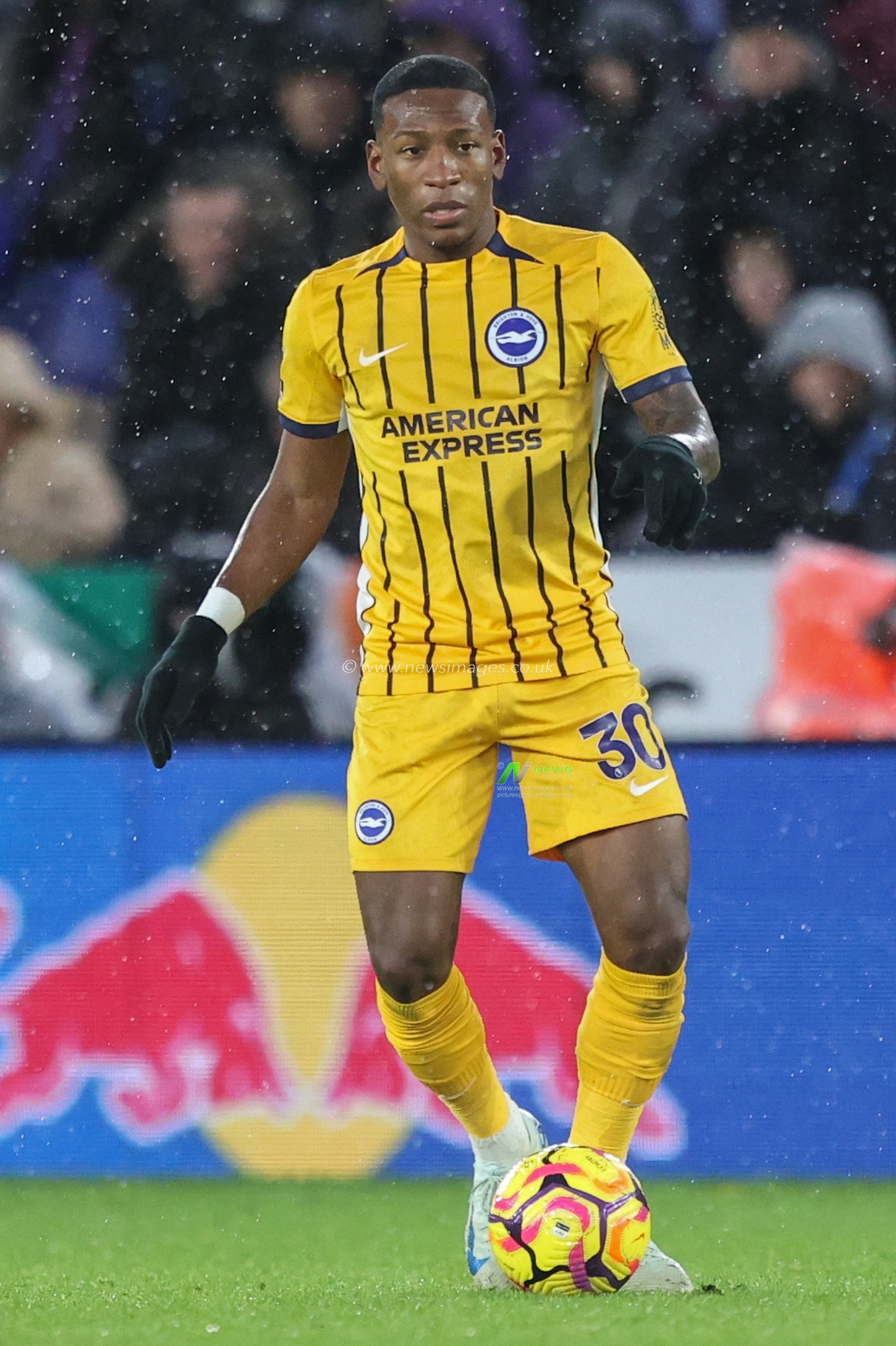 Pervis EstupiÃ±Ã¡n of Brighton & Hove Albion during the Premier League match Leicester City vs Brighton and Hove Albion at King Power Stadium, Leicester, United Kingdom, 8th December 2024

(Photo by Alfie Cosgrove/News Images)