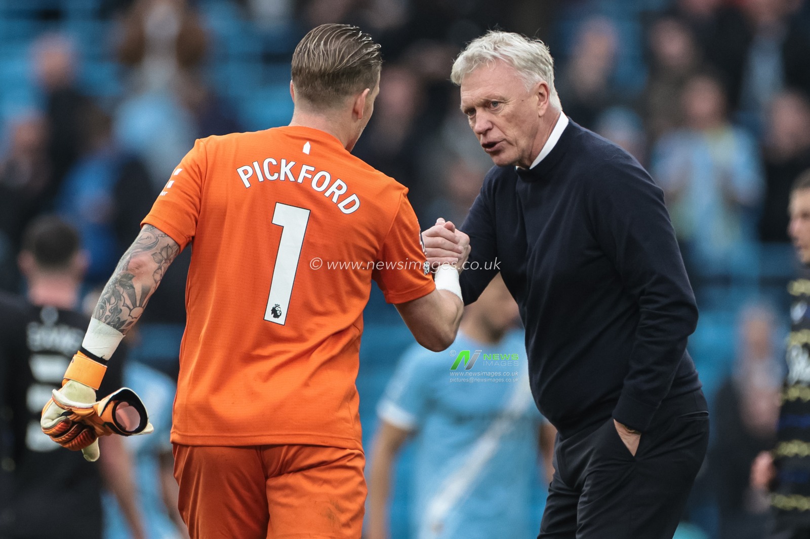 David Moyes manager of Everton shakes the hand of Everton goalkeeper Jordan Pickford during the Premier League match Manchester City vs Everton at Etihad Stadium, Manchester, United Kingdom, 18th October 2025

(Photo by Mark Cosgrove/News Images)