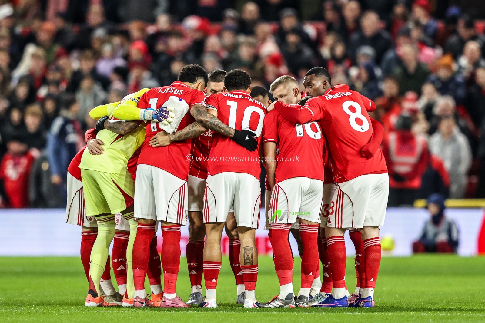 Nottingham Forest players have a team huddle before the game during the Premier League match Nottingham Forest vs Everton at City Ground, Nottingham, United Kingdom, 30th December 2025

(Photo by Alfie Cosgrove/News Images)

*** GER AUT SUI OUT ***