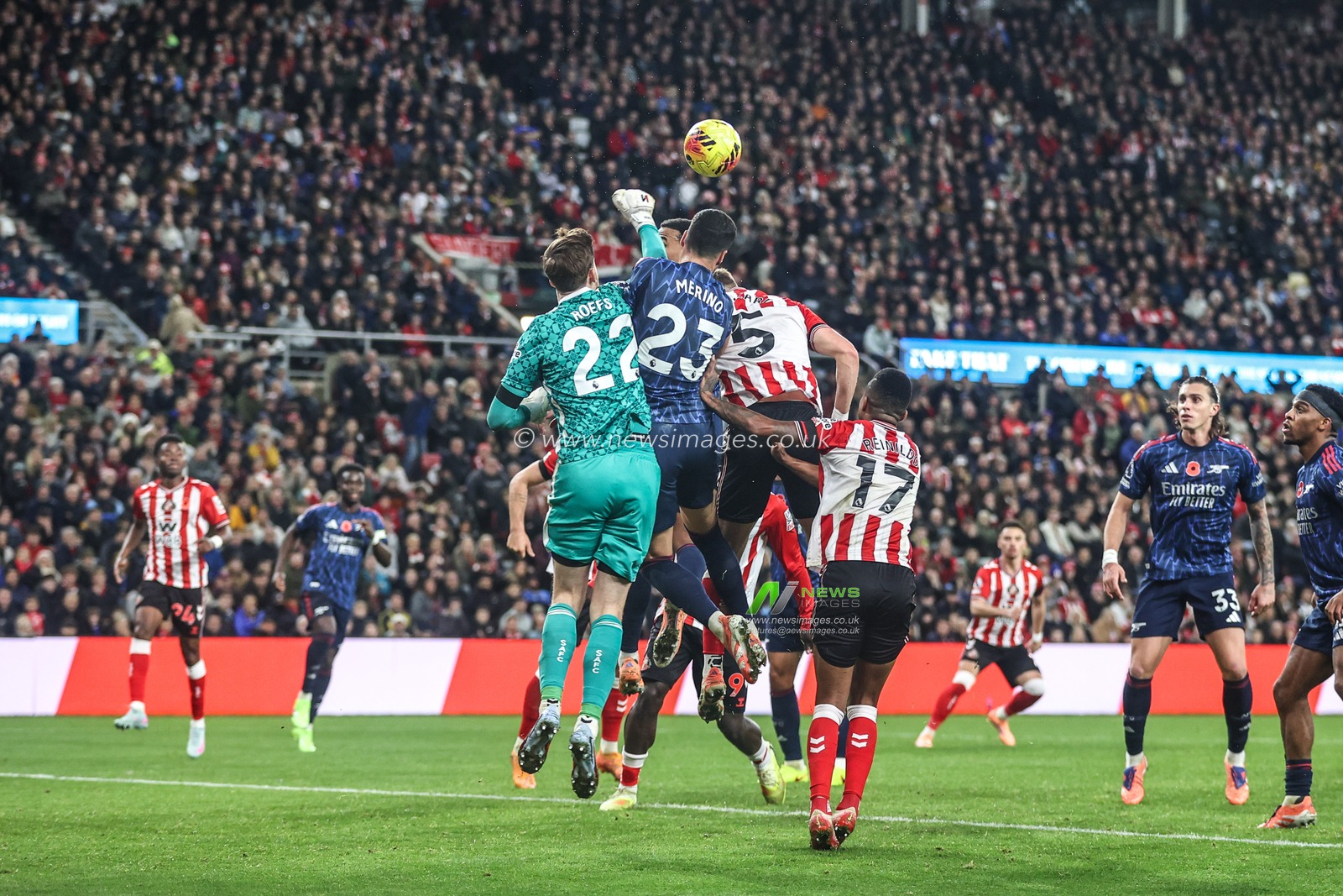 Robin Roefs of Sunderland punches the ball clear during the Premier League match Sunderland vs Arsenal at Stadium Of Light, Sunderland, United Kingdom, 8th November 2025

(Photo by Alfie Cosgrove/News Images)

*** GER AUT SUI OUT ***