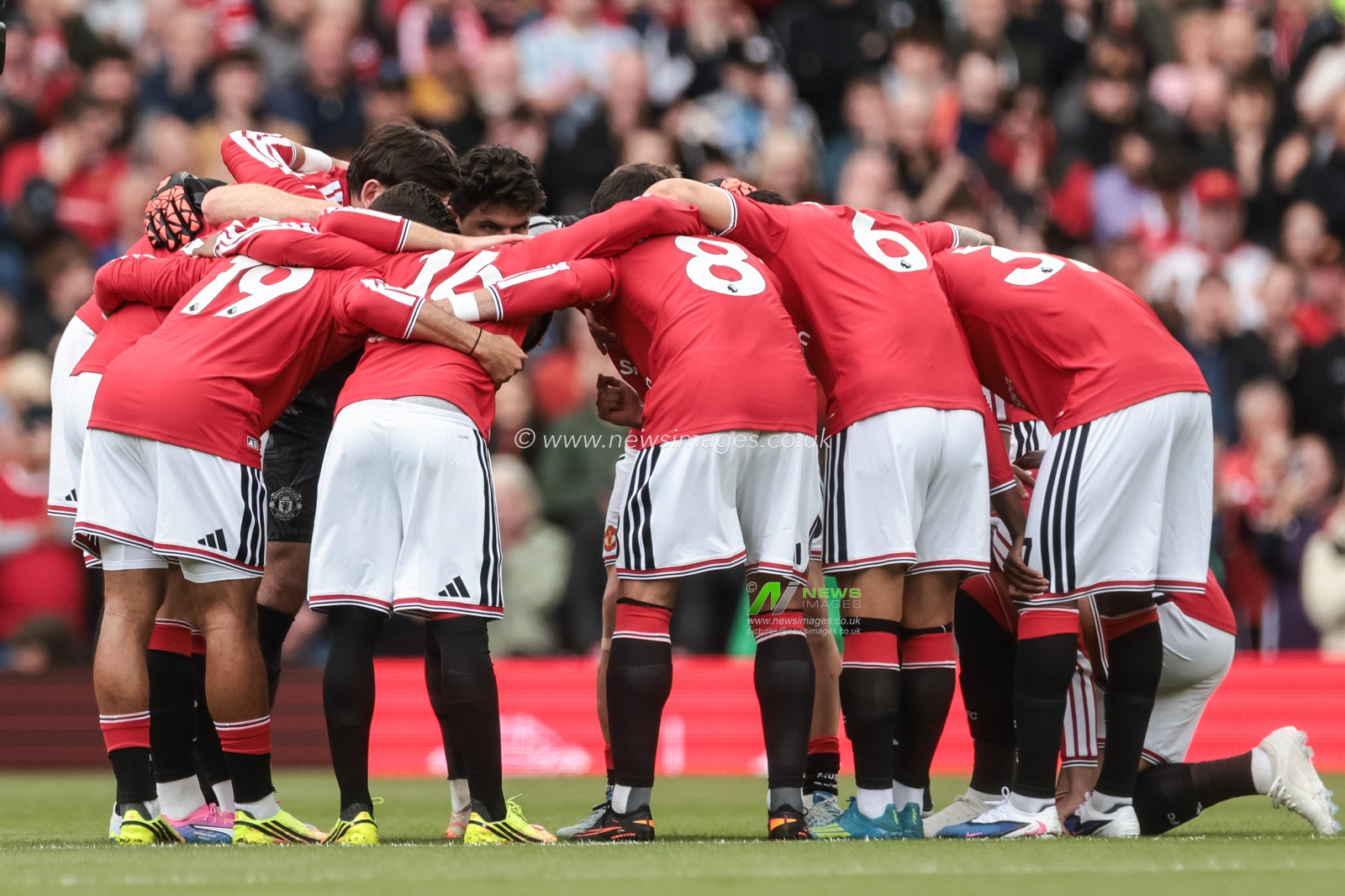 Manchester United team huddle during the Premier League match Manchester United vs Nottingham Forest at Old Trafford, Manchester, United Kingdom on 17 May 2026

(Photo by Mark Cosgrove/News Images)