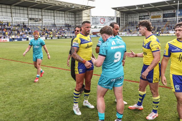 Paul Vaughan of Warrington Wolves shakes hands with Zac Woolford of Huddersfield Giants during the Betfred Super League round 15 match Warrington Wolves vs Huddersfield Giants at Halliwell Jones Stadium, Warrington, United Kingdom, 21st June 2025

(Photo by Alfie Cosgrove/News Images)