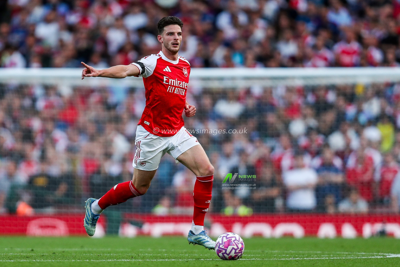 Declan Rice of Arsenal runs with the ball during the Premier League match Arsenal vs Leeds United at Emirates Stadium, London, United Kingdom, 23rd August 2025

(Photo by Izzy Poles/News Images)