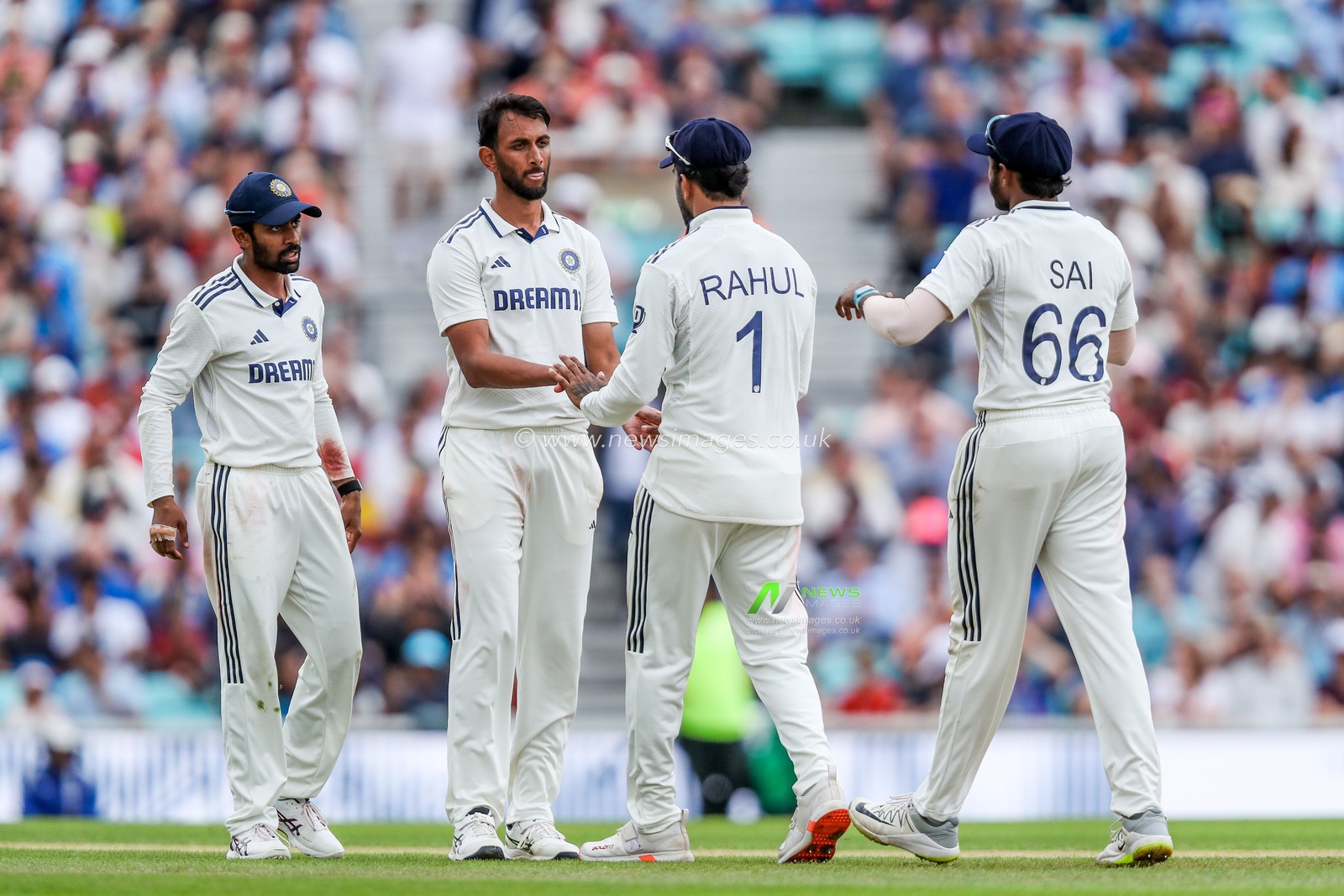 Prasidh Krishna of India celebrates with teammates after dismissing Jacob Bethell of England during the 5th Rothesay Test Match day 4 England vs India at The Kia Oval, London, United Kingdom, 3rd August 2025

(Photo by Izzy Poles/News Images)
