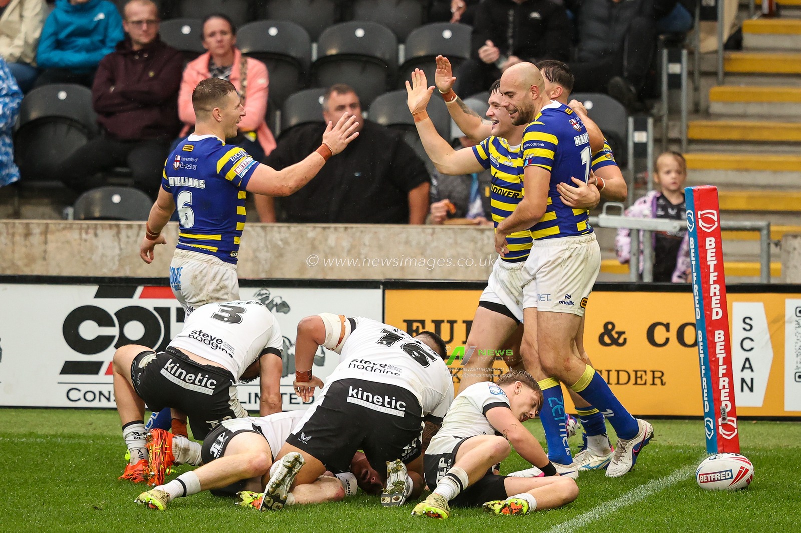 Josh Thewlis of Warrington Wolves celebrates his try during the Betfred Super League round 25 match Hull FC vs Warrington Wolves at MKM Stadium, Hull, United Kingdom on 29 August 2026

(Photo by Alfie Cosgrove/News Images)