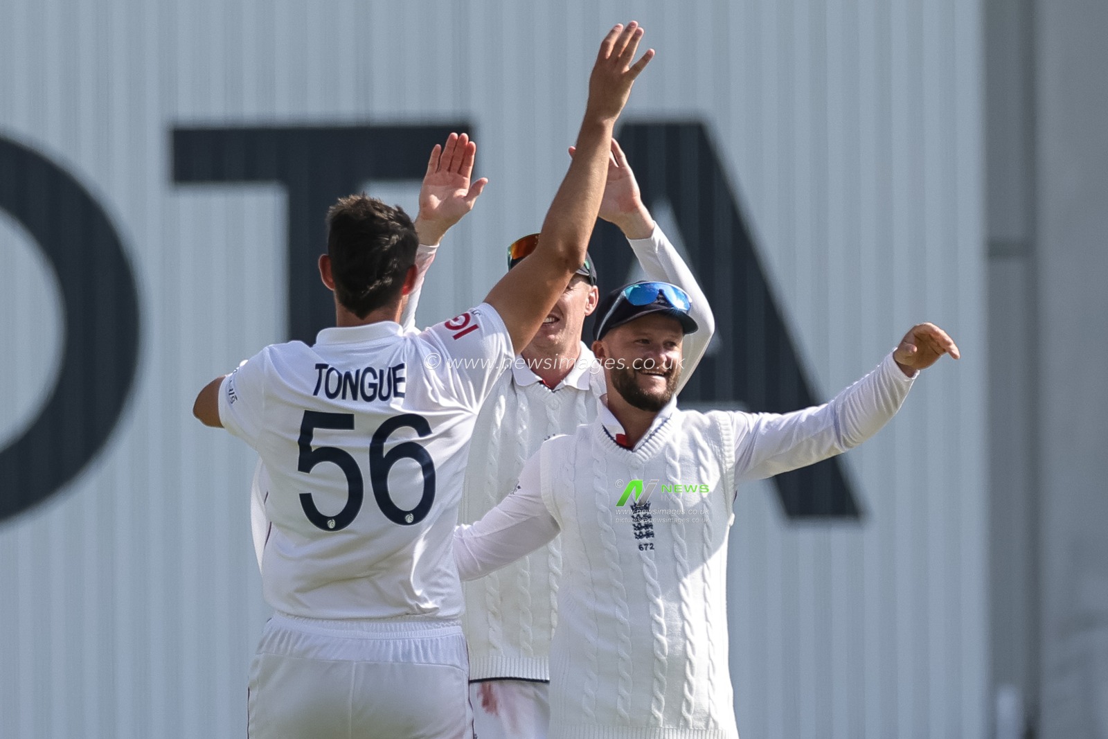Josh Tongue of England celebrates the wicket of Mohammad Siraj of India with team mates during the 1st Rothesay Test Day 4 Match England v India at Headingley Cricket Ground, Leeds, United Kingdom, 23rd June 2025

(Photo by Mark Cosgrove/News Images)