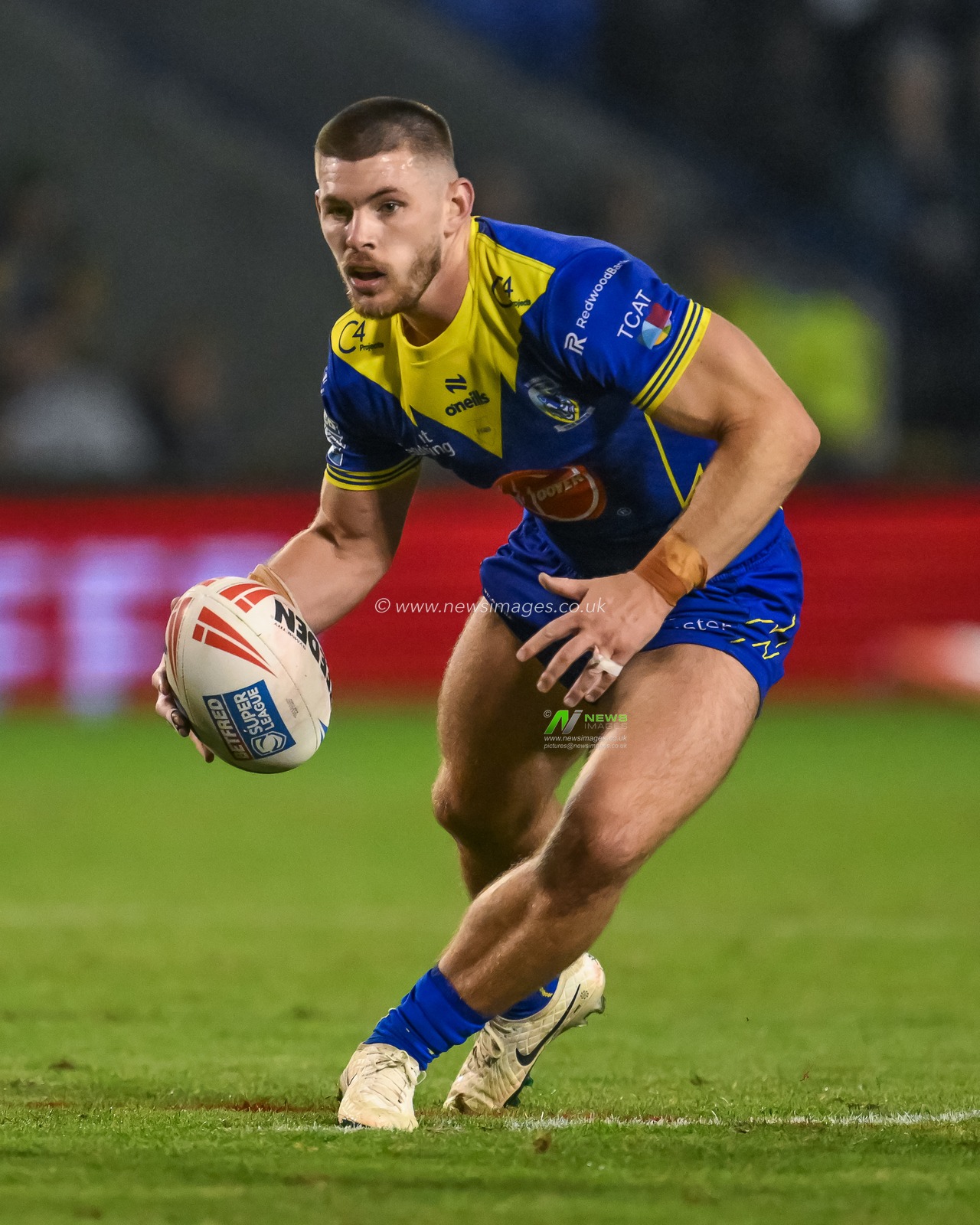Danny Walker of Warrington Wolves makes a break during the Betfred Super League Round 27 match Warrington Wolves vs London Broncos at Halliwell Jones Stadium, Warrington, United Kingdom, 20th September 2024

(Photo by Craig Thomas/News Images)