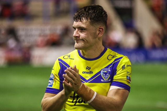 Josh Thewlis of Warrington Wolves applauds the fans after the game during the Betfred Super League Round 24 match Warrington Wolves vs Salford Red Devils at Halliwell Jones Stadium, Warrington, United Kingdom, 29th August 2025

(Photo by Alfie Cosgrove/News Images)