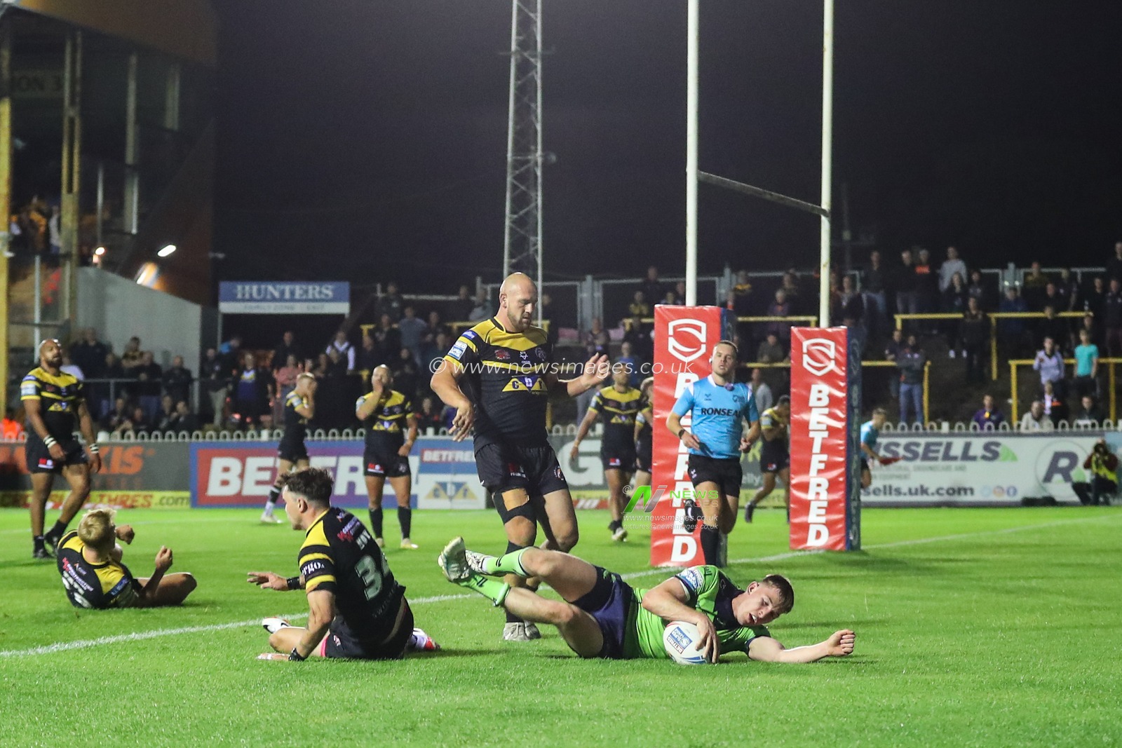 Matty Nicholson of Warrington Wolves goes over for a try and makes the score 6-18 during the Betfred Super League Round 23 match Castleford Tigers vs Warrington Wolves at The Mend-A-Hose Jungle, Castleford, United Kingdom, 23rd August 2024

(Photo by Gareth Evans/News Images)