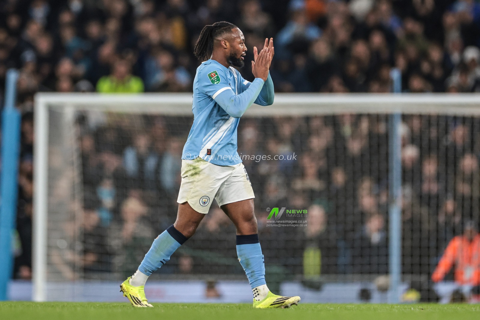 Antonie Semenyo of Manchester City applauds the fans as he is substituted off during the Carabao Cup Semi-Final second leg match Manchester City vs Newcastle United at Etihad Stadium, Manchester, United Kingdom, 4th February 2026

(Photo by Mark Cosgrove/News Images)