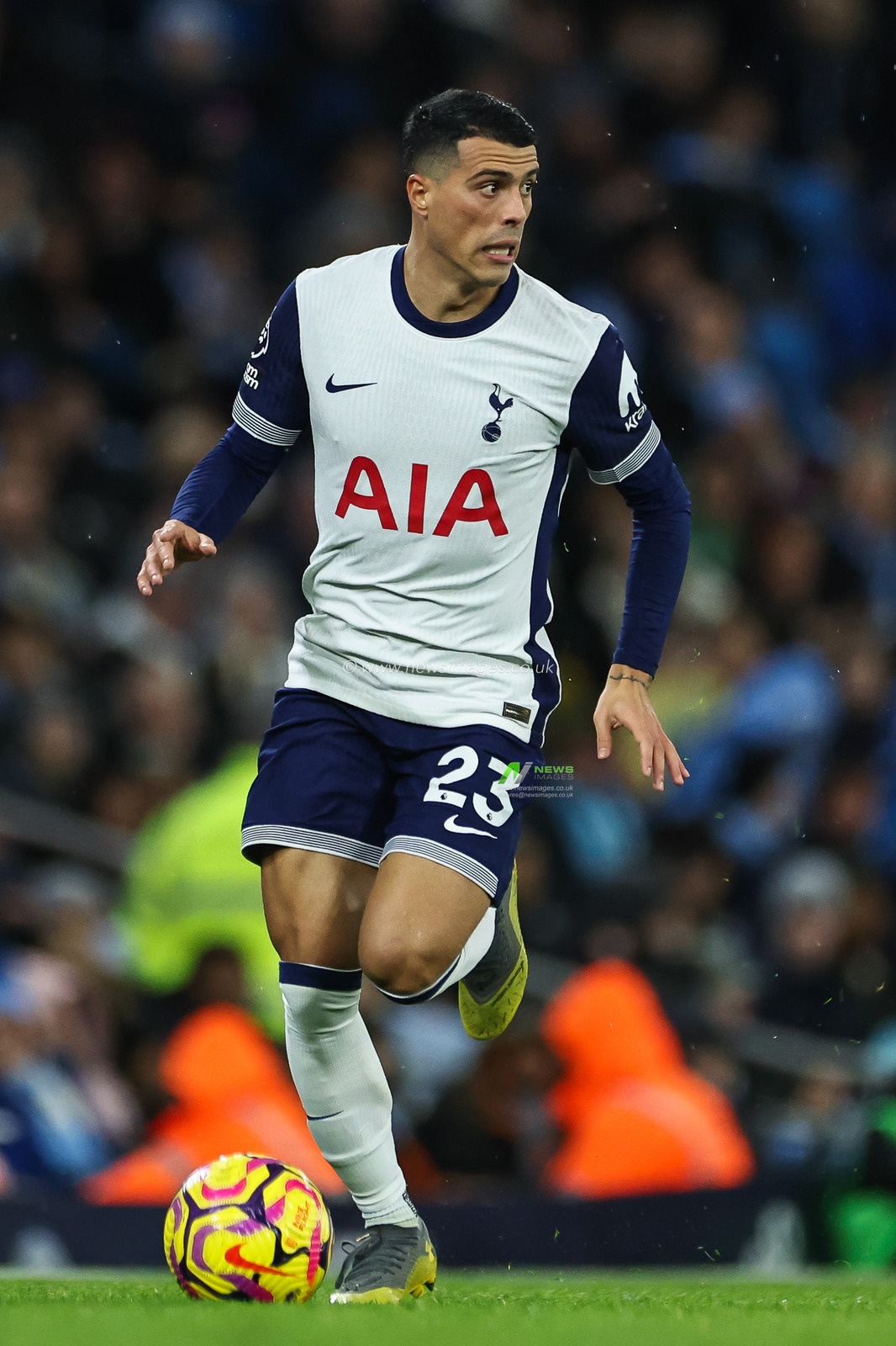 Pedro Porro of Tottenham Hotspur makes a break with the ball  during the Premier League match Manchester City vs Tottenham Hotspur at Etihad Stadium, Manchester, United Kingdom, 23rd November 2024

(Photo by Mark Cosgrove/News Images)