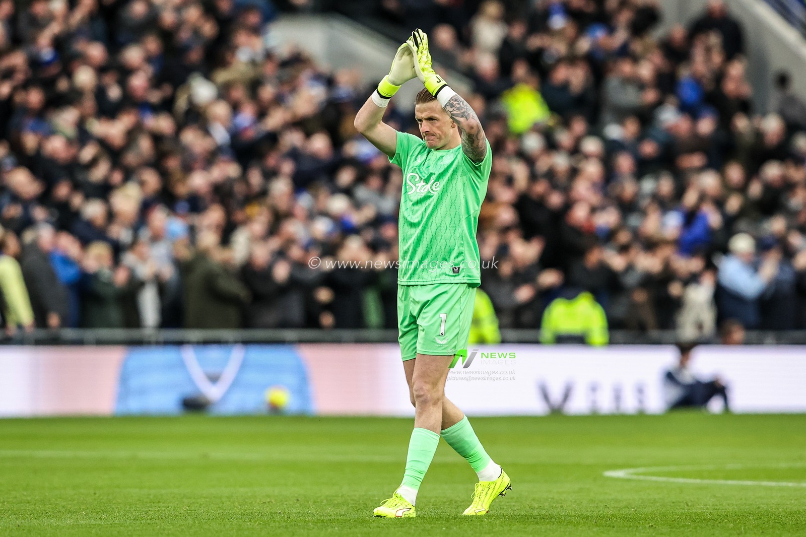 Everton goalkeeper Jordan Pickford celebrates an early goal from Kiernan Dewsbury-Hall of Everton to make the score 1-0 during the Premier League match Everton vs Nottingham Forest at Hill Dickinson Stadium, Liverpool, United Kingdom, 6th December 2025

(Photo by Alfie Cosgrove/News Images)

*** GER AUT SUI OUT ***