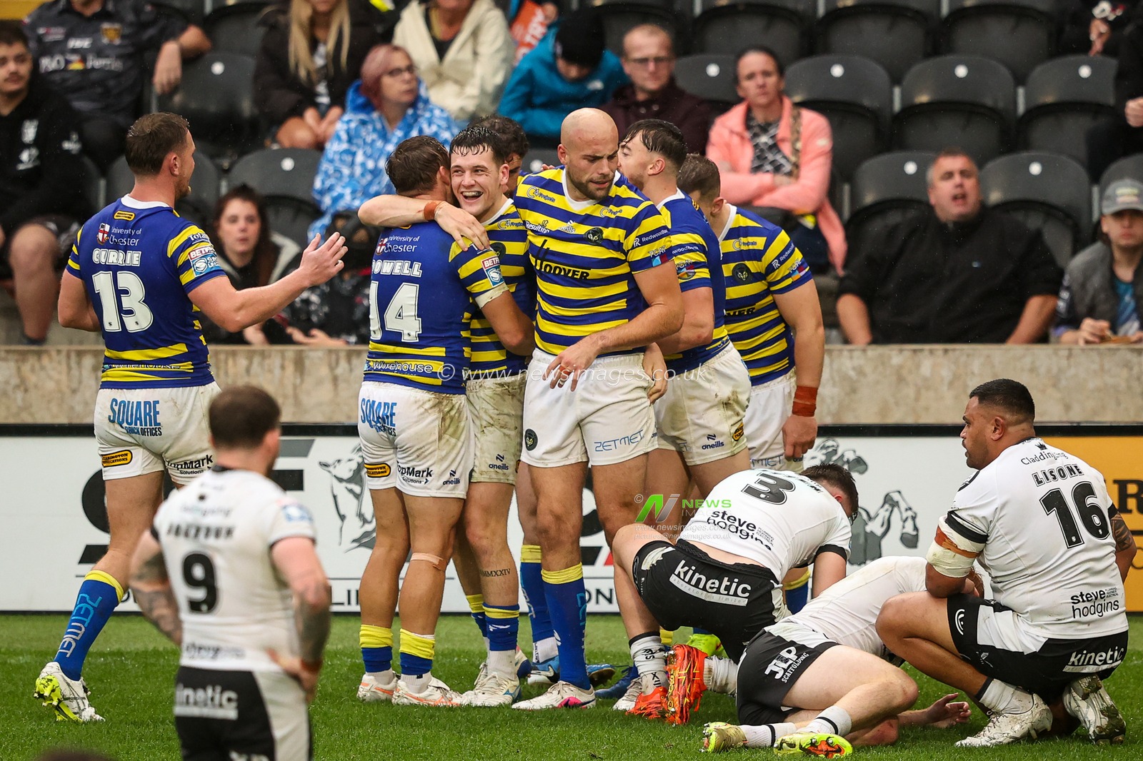 Josh Thewlis of Warrington Wolves celebrates his try during the Betfred Super League round 25 match Hull FC vs Warrington Wolves at MKM Stadium, Hull, United Kingdom on 29 August 2026

(Photo by Alfie Cosgrove/News Images)