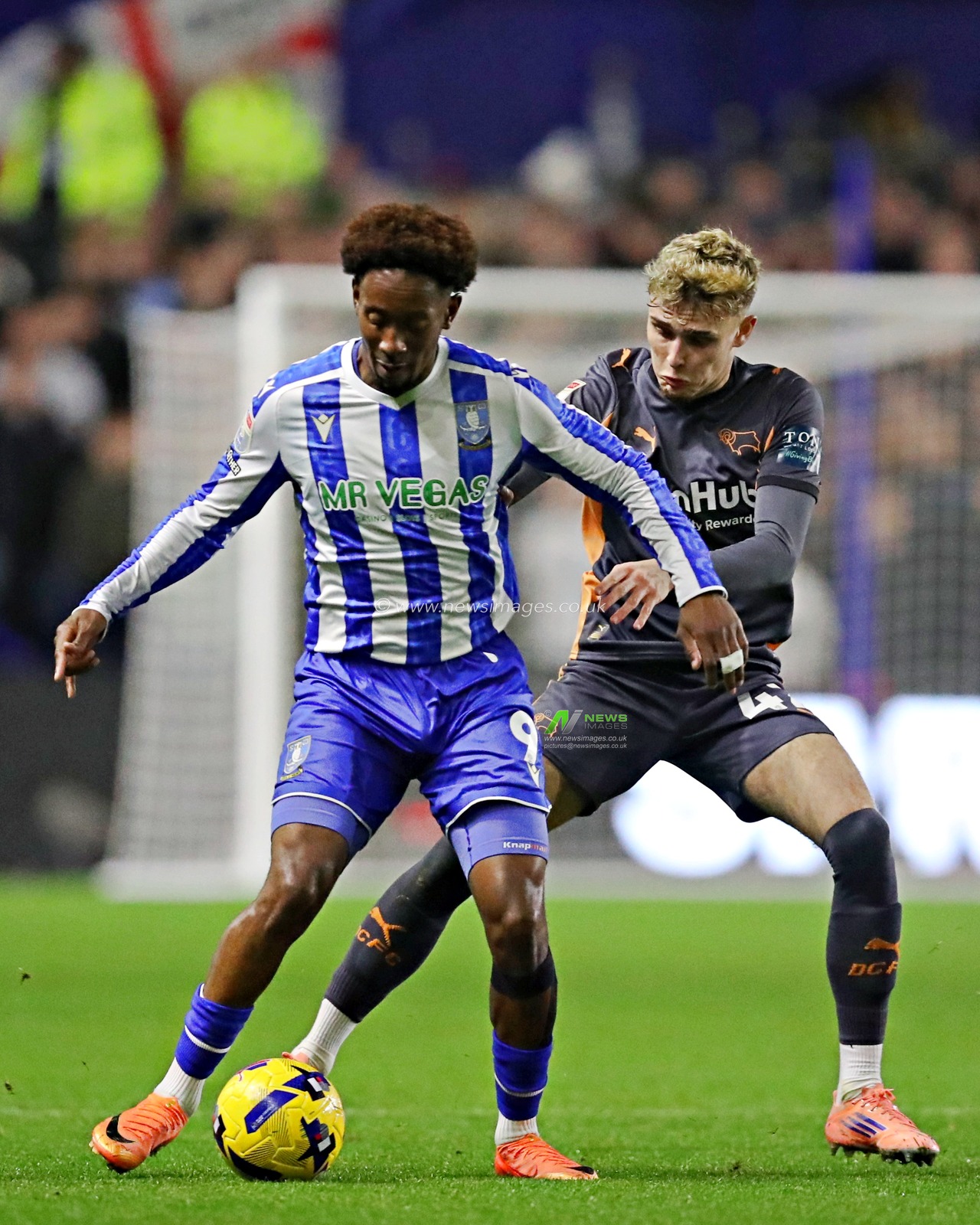 Bobby Clark of Derby County pressures Jamal Lowe of Sheffield Wednesday during the Sky Bet Championship match Sheffield Wednesday vs Derby County at Hillsborough, Sheffield, United Kingdom, 15th December 2025(Photo by Sam Eaden/News Images)*** GER AUT SUI OUT ***