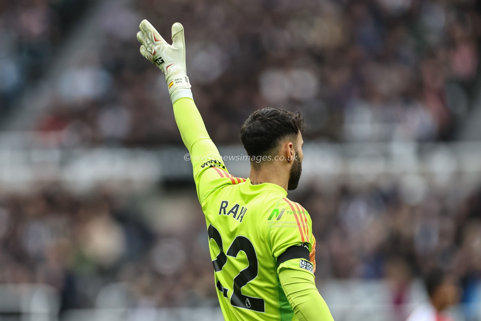 David Raya of Arsenal gives his team instructions during the Premier League match Newcastle United vs Arsenal at St. James's Park, Newcastle, United Kingdom, 2nd November 2024

(Photo by Mark Cosgrove/News Images)