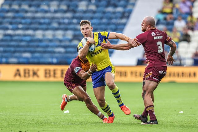 George Williams of Warrington Wolves is tackled during the Betfred Super League Round 23 match Huddersfield Giants vs Warrington Wolves at Accu Stadium, Huddersfield, United Kingdom, 24th August 2025

(Photo by Alfie Cosgrove/News Images)