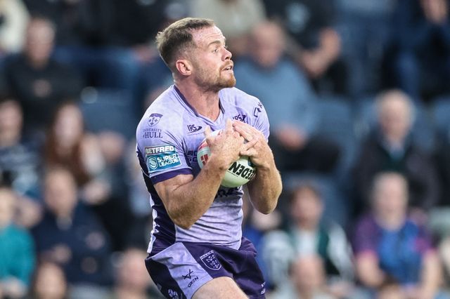 Joe Burgess of Hull KR catches the highball of Jake Connor of Leeds Rhinos during the Betfred Super League round 23 match Leeds Rhinos vs Hull KR at Headingley Stadium, Leeds, United Kingdom, 21st August 2025

(Photo by Mark Cosgrove/News Images)