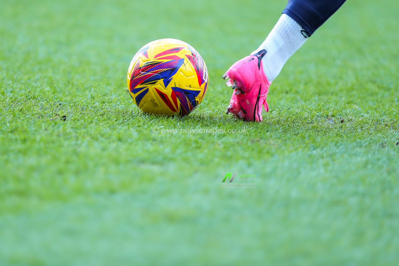 Jordan Lawrence-Gabriel of Blackpool warms up prior to the Sky Bet League 1 match Reading vs Blackpool at Select Car Leasing Stadium, Reading, United Kingdom, 14th December 2024

(Photo by Izzy Poles/News Images)