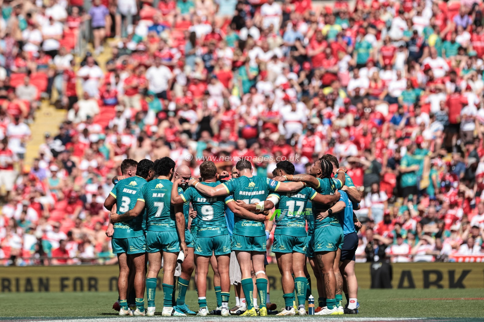 Hull KR gather and hold a group huddle during the Betfred Challenge Cup Final match Wigan Warriors vs Hull KR at Wembley Stadium, London, United Kingdom on 30 May 2026

(Photo by Mark Cosgrove/News Images)